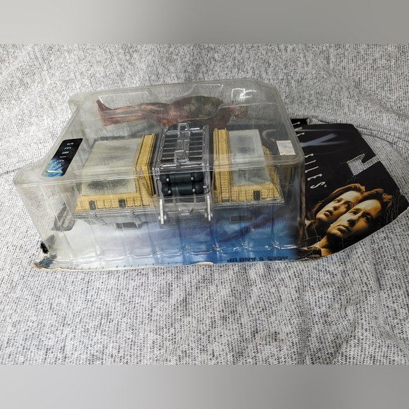 McFarlane Toys The X-Files Fight The Future Fireman Action Figure Series 1 NIB - Picture 3 of 6